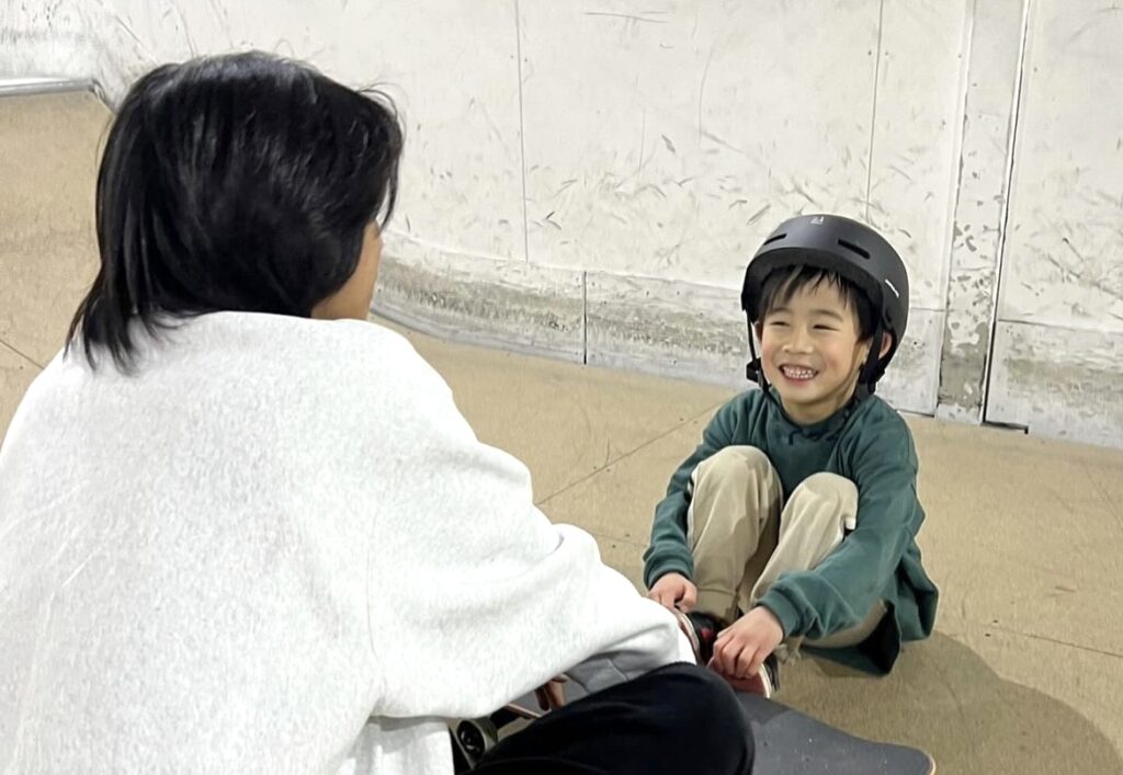 先生と楽しそうに話す子供