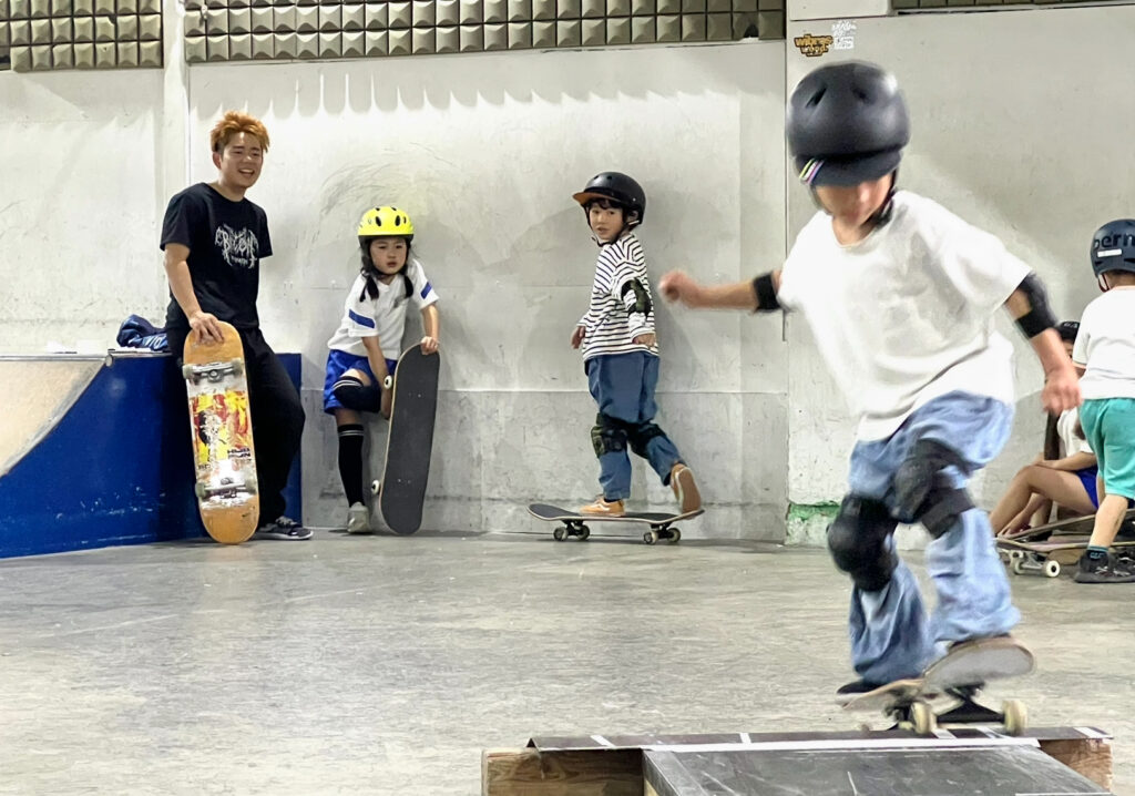 スケートボードを頑張る子供達